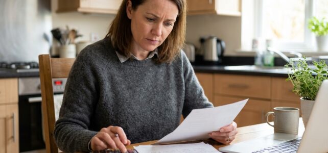 Comment alléger ses mensualités en regroupant ses crédits : les solutions à envisager